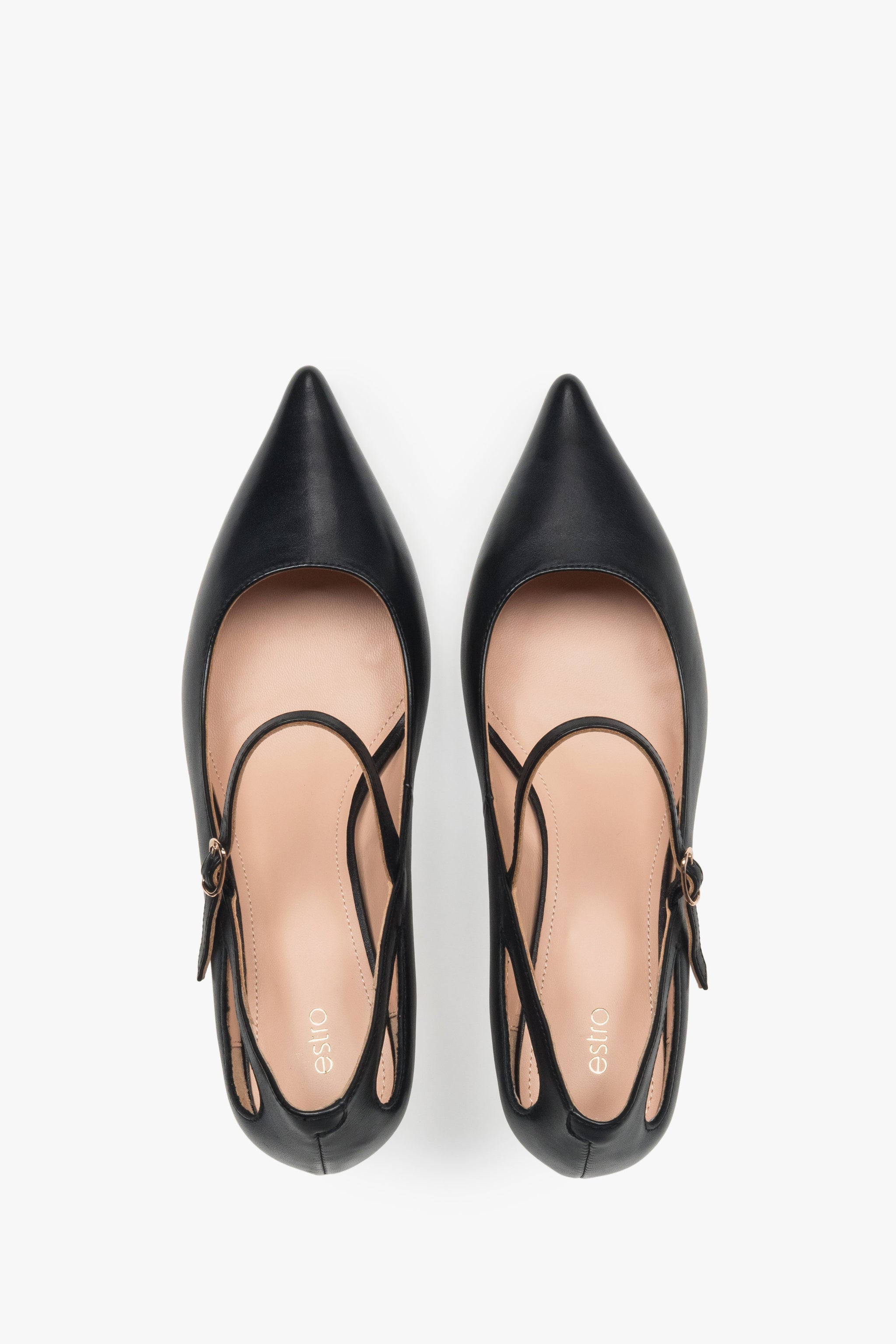 Draufsicht auf schwarze Leder-Pumps für Damen mit schmalem Riemen.
