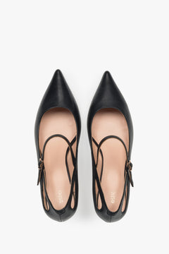 Draufsicht auf schwarze Leder-Pumps für Damen mit schmalem Riemen.