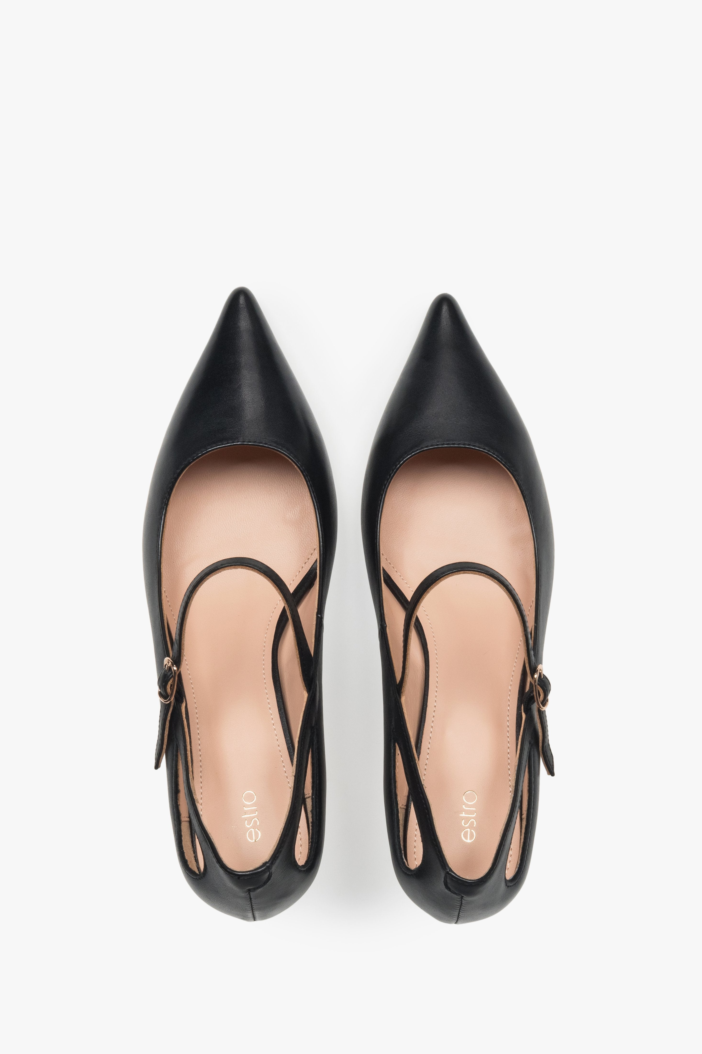 Draufsicht auf schwarze Leder-Pumps für Damen mit schmalem Riemen.