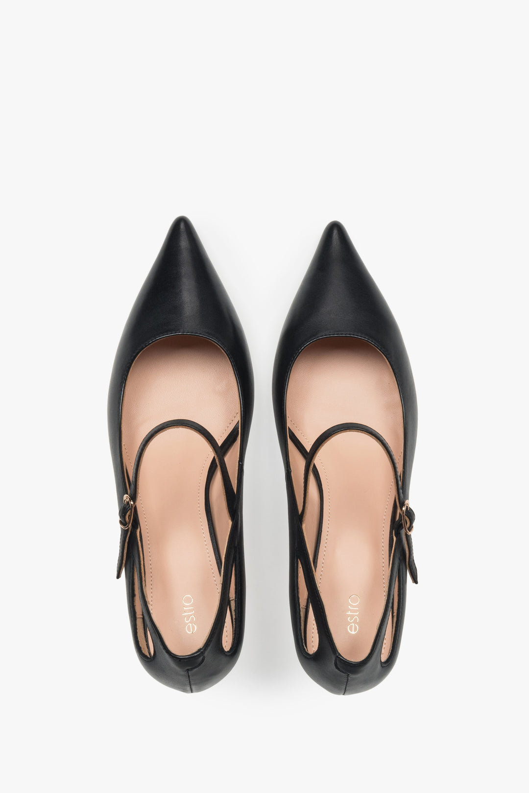 Draufsicht auf schwarze Leder-Pumps für Damen mit schmalem Riemen.
