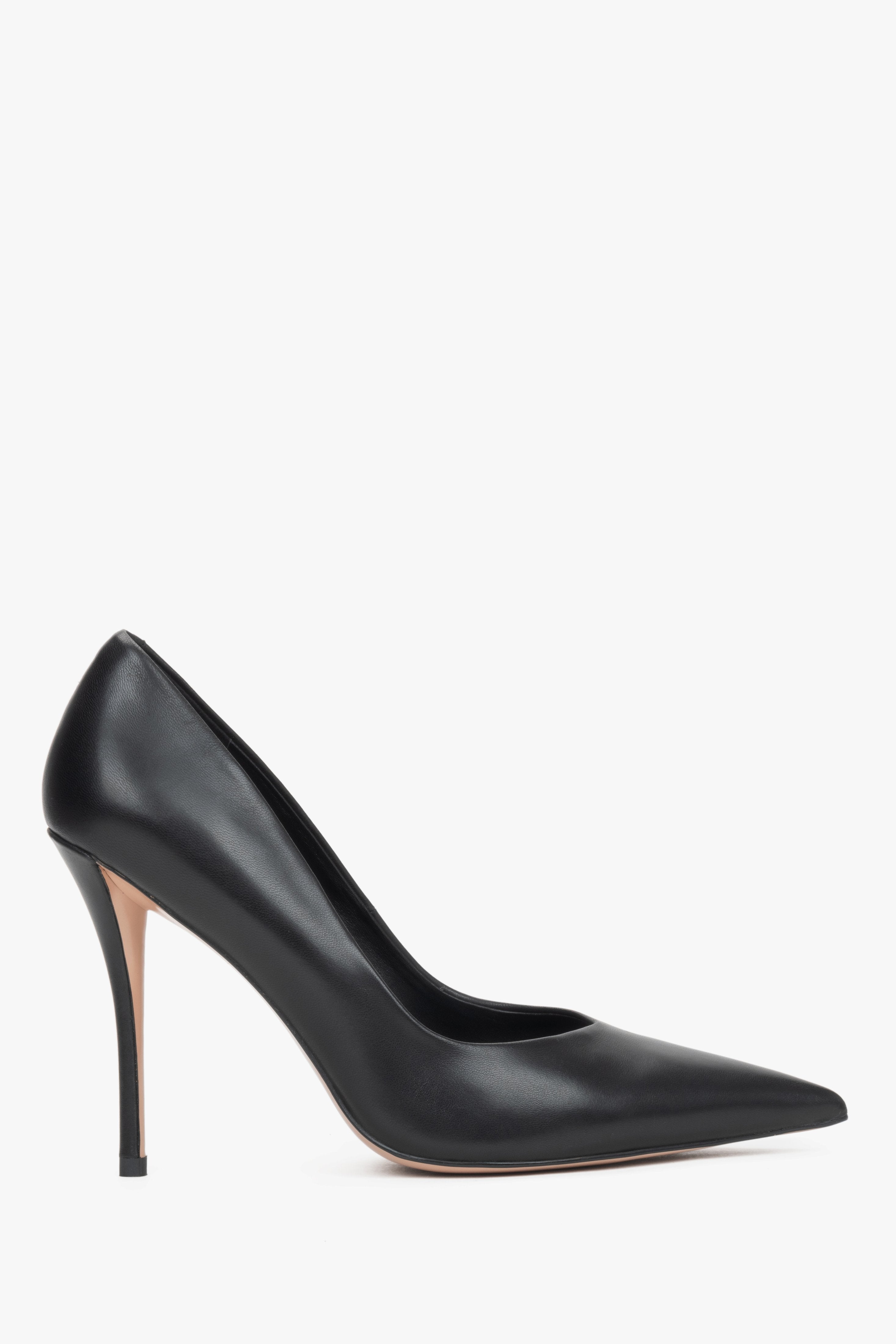 Schwarzer Damen-Pumps aus Echtleder in seitlicher Ansicht mit hohem Stilettoabsatz