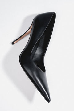 Schwarze Damen-Pumps aus Leder als Paar in schräger Seitenansicht