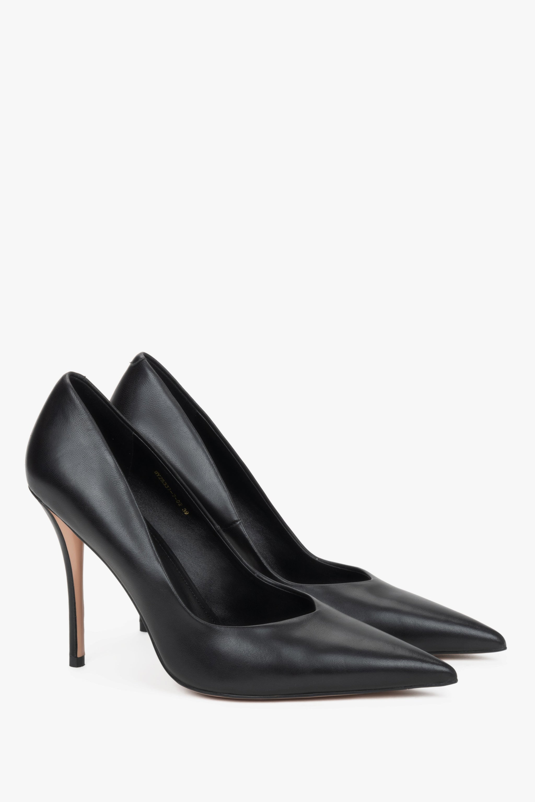 Schwarzer Damen-Pumps aus Leder in schräger Vorderansicht mit spitzer Schuhspitze