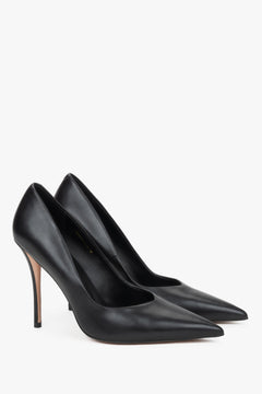 Schwarzer Damen-Pumps aus Leder in schräger Vorderansicht mit spitzer Schuhspitze