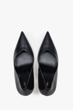 Schwarze Damen-Pumps von oben als Paar mit spitzer Schuhspitze und Lederdecksohle