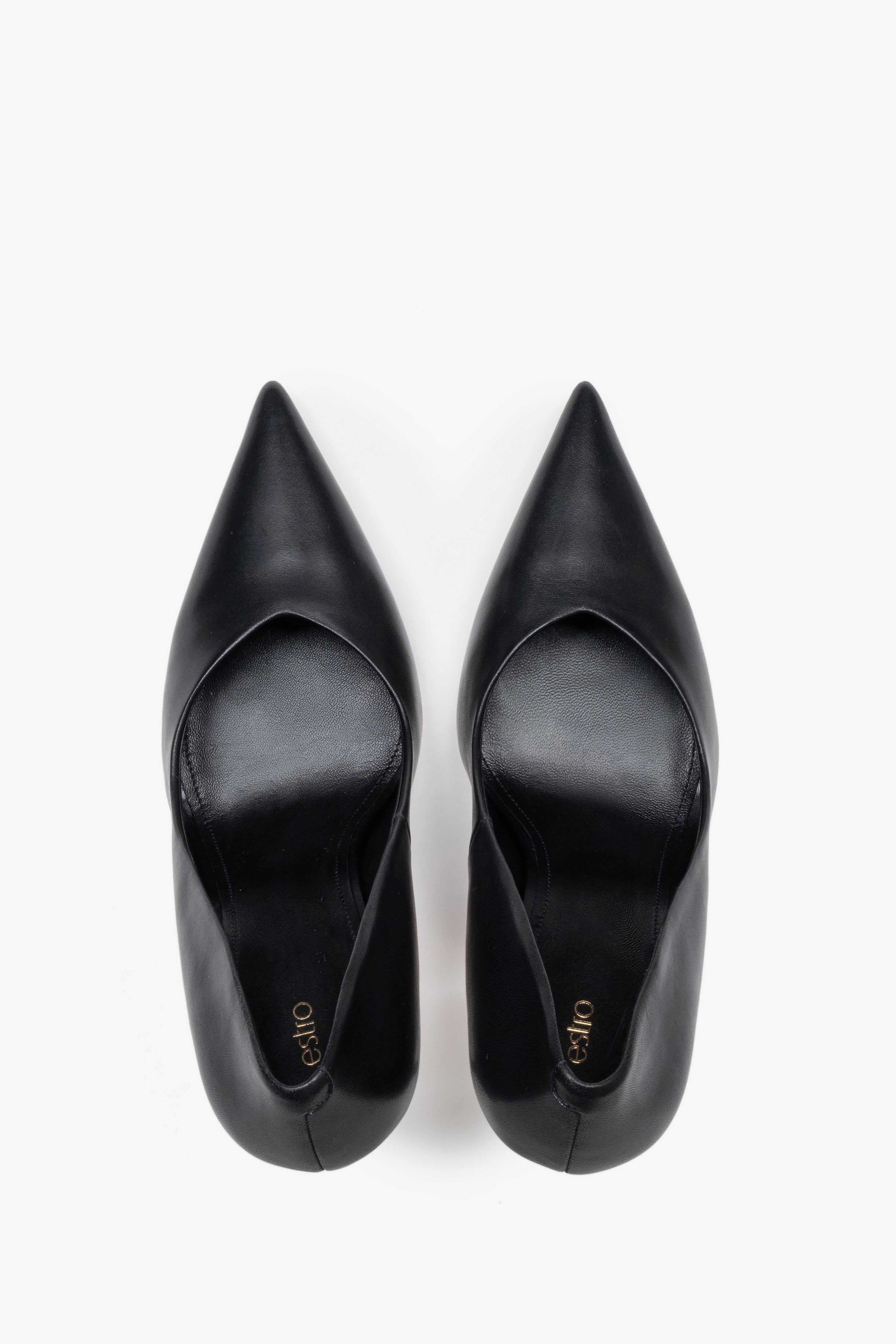 Schwarze Damen-Pumps von oben als Paar mit spitzer Schuhspitze und Lederdecksohle
