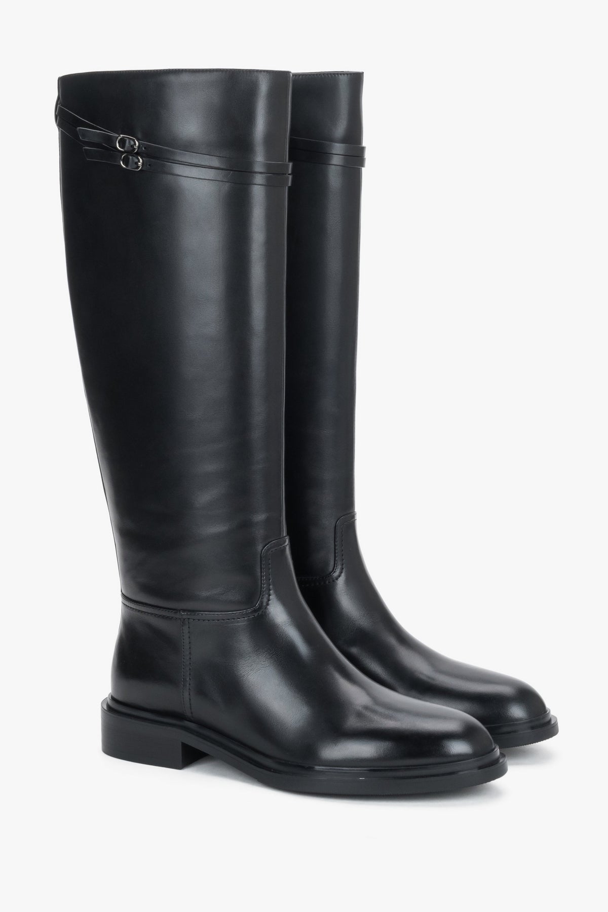 Frontalansicht der edlen schwarzen Damen-Reitstiefel aus Glattleder von Estro mit flachem Absatz und Zierschließe