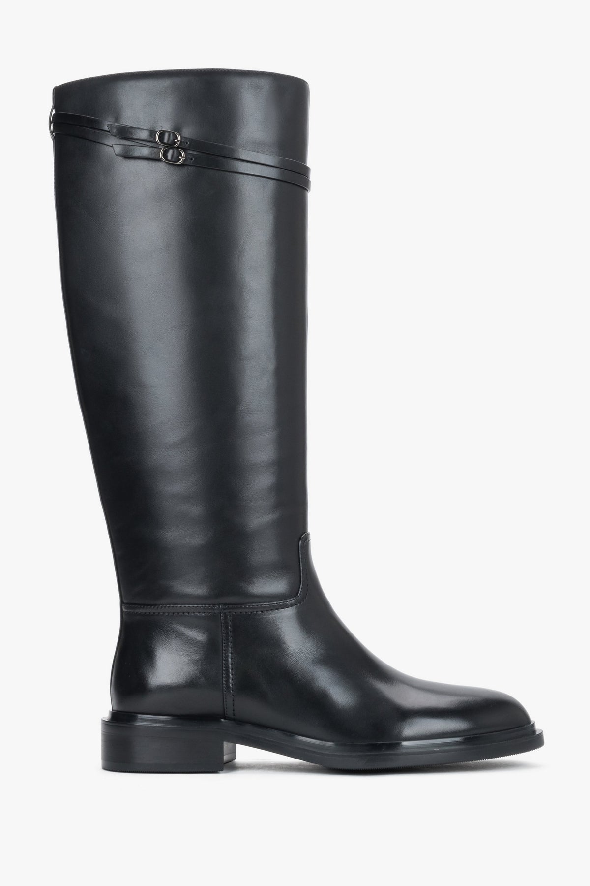 Seitenprofil eines einzelnen schwarzen Leder-Reitstiefels, das die elegante Schaftform und die Metallschnalle zeigt