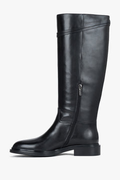 Seitenansicht des Paares schwarzer Reitstiefel, die die statuarische Silhouette und die solide Gummisohle hervorhebt