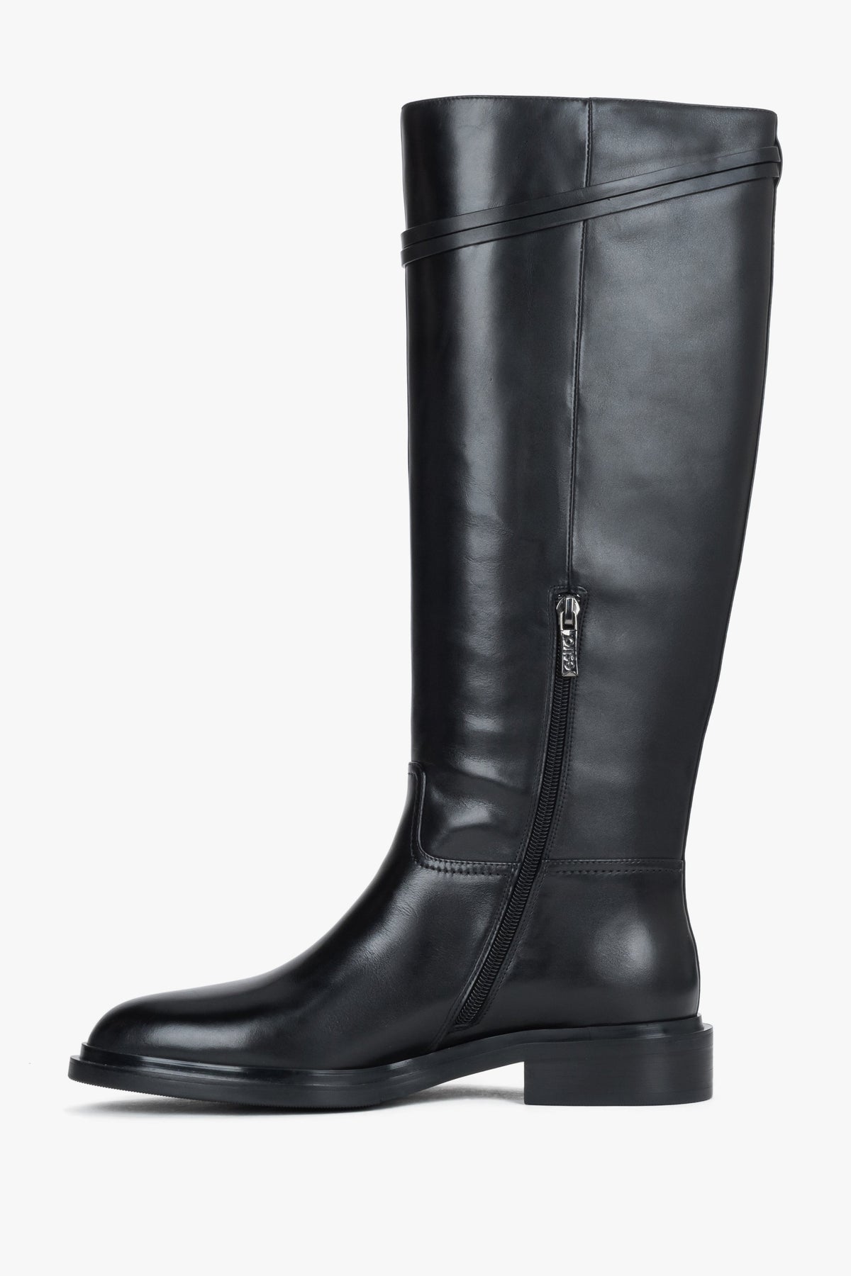 Seitenansicht des Paares schwarzer Reitstiefel, die die statuarische Silhouette und die solide Gummisohle hervorhebt