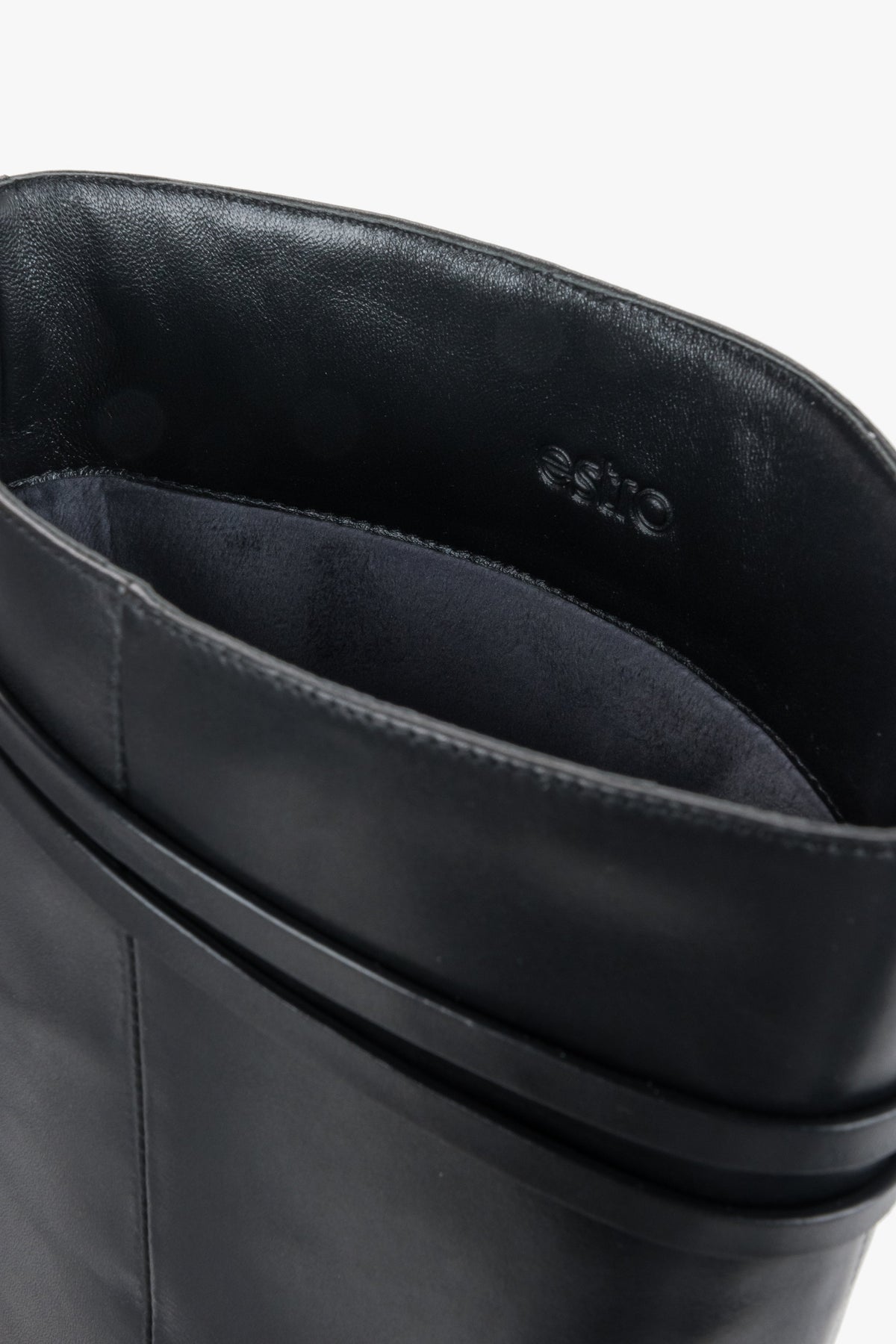 Detailaufnahme des oberen Schaftrandes und des wärmenden Flanellfutters im Inneren der schwarzen Reitstiefel