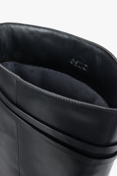 Detailaufnahme des oberen Schaftrandes und des wärmenden Flanellfutters im Inneren der schwarzen Reitstiefel