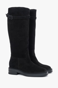 Diagonale Frontalansicht des Paares schwarzer Reitstiefel aus Veloursleder mit breitem Schaft