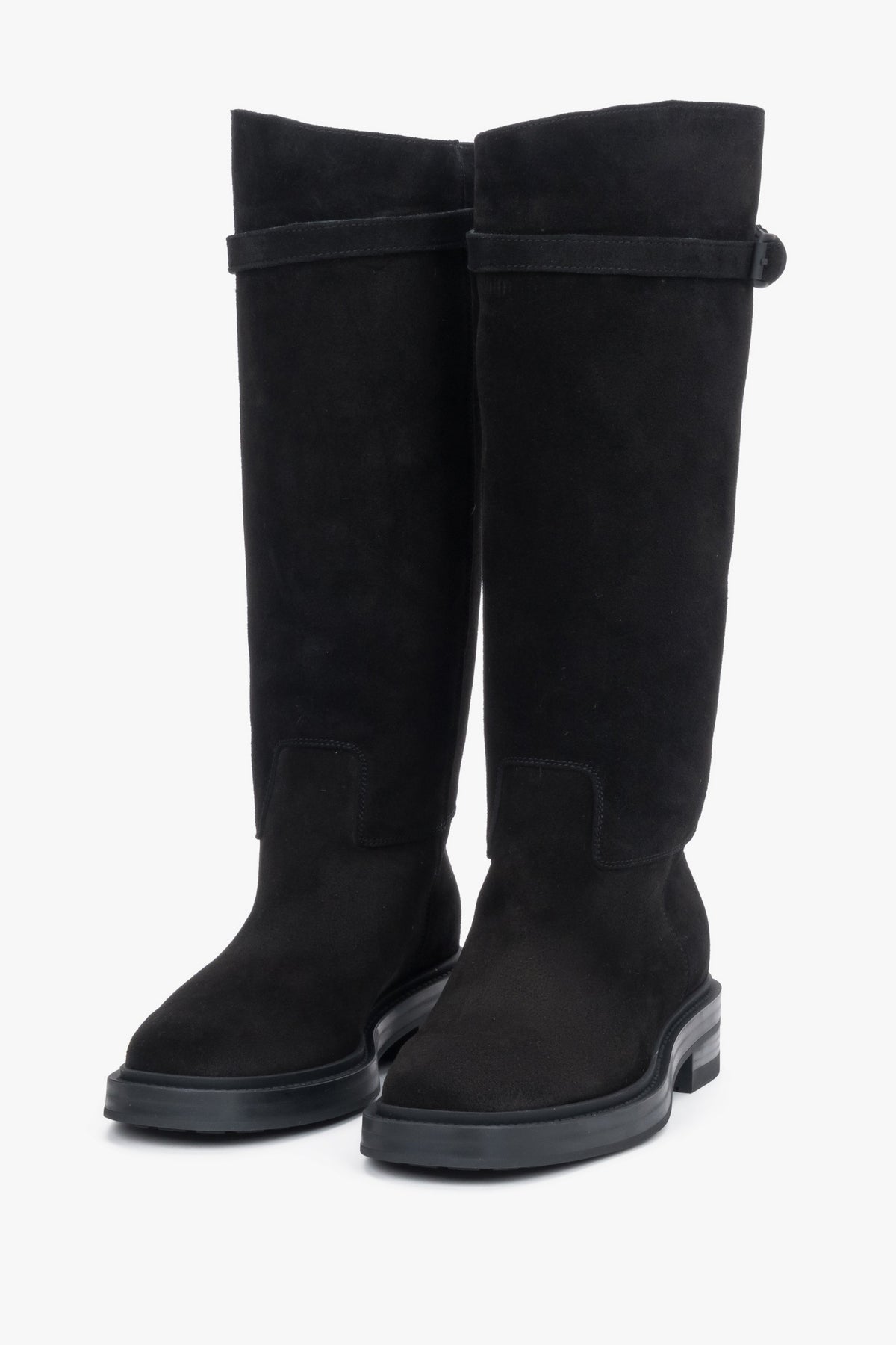 Frontale Ansicht des Paares schwarzer Offiziersstiefel aus edlem Veloursleder