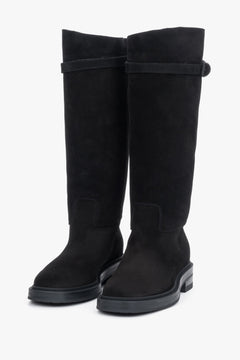 Frontale Ansicht des Paares schwarzer Offiziersstiefel aus edlem Veloursleder