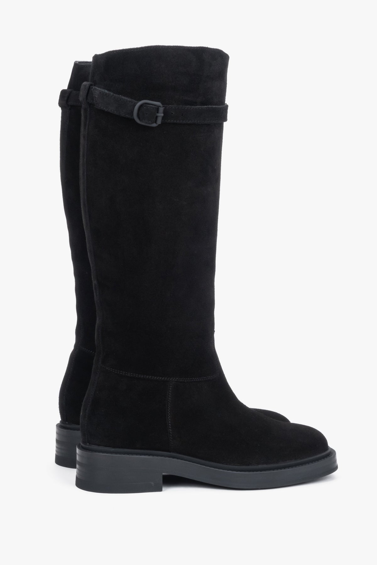 Rückwärtige Ansicht des Paares schwarzer Reitstiefel auf flacher TPU-Sohle