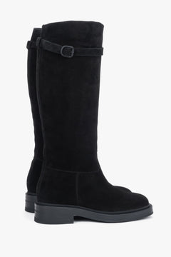 Rückwärtige Ansicht des Paares schwarzer Reitstiefel auf flacher TPU-Sohle