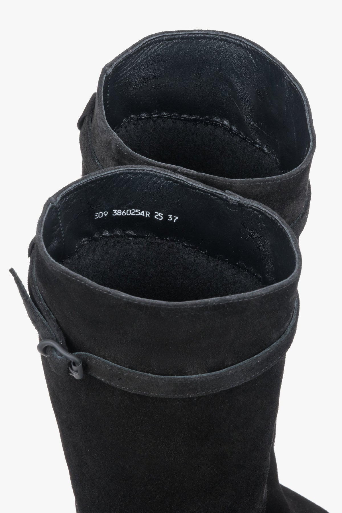 Detailaufnahme des oberen Schaftrands von oben, die das Flanellfutter und die weite Passform (39 cm) zeigt
