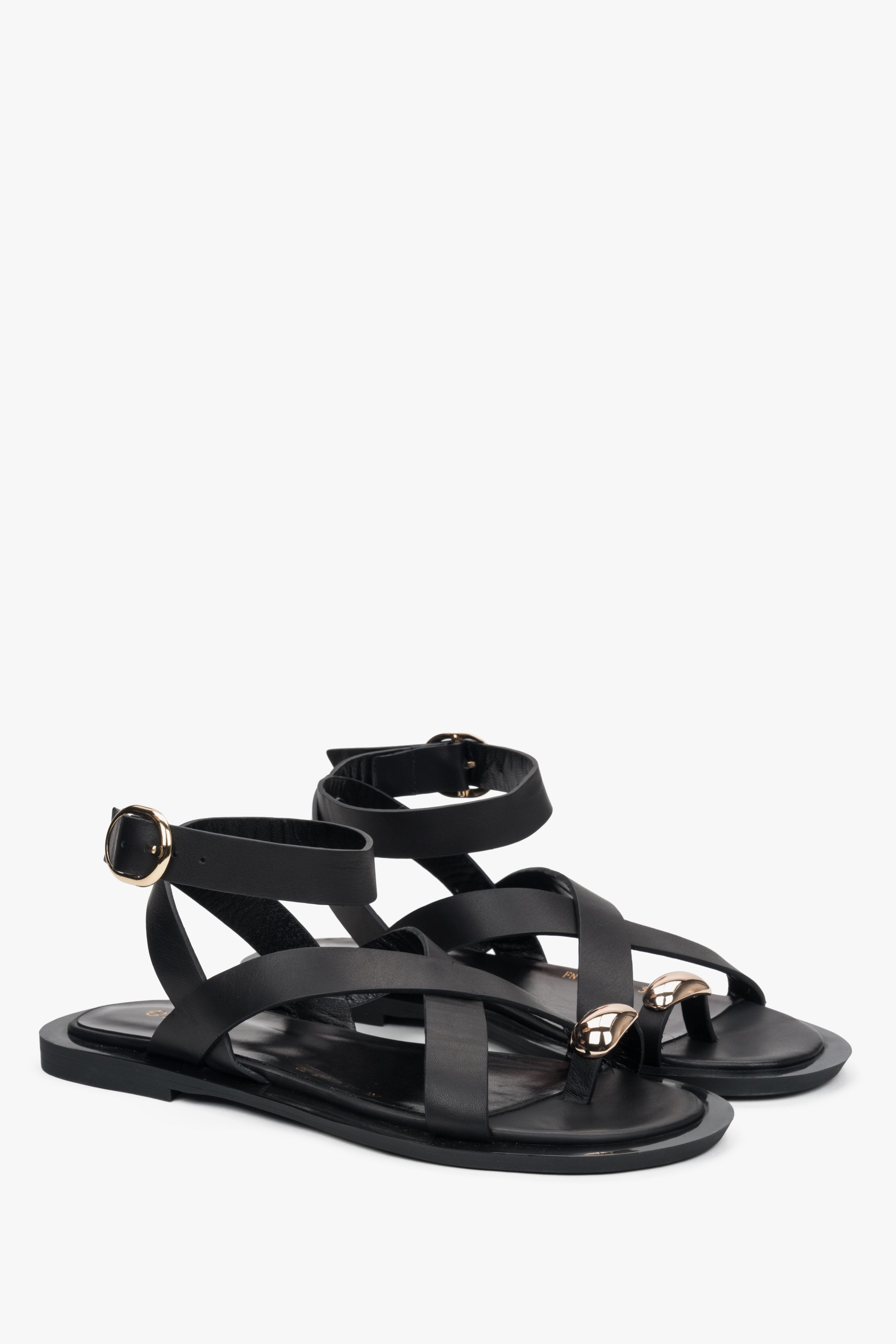 Elegante schwarze Leder-Riemchensandalen von Estro, mit minimalistischem Design und schickem Zehenring-Detail.