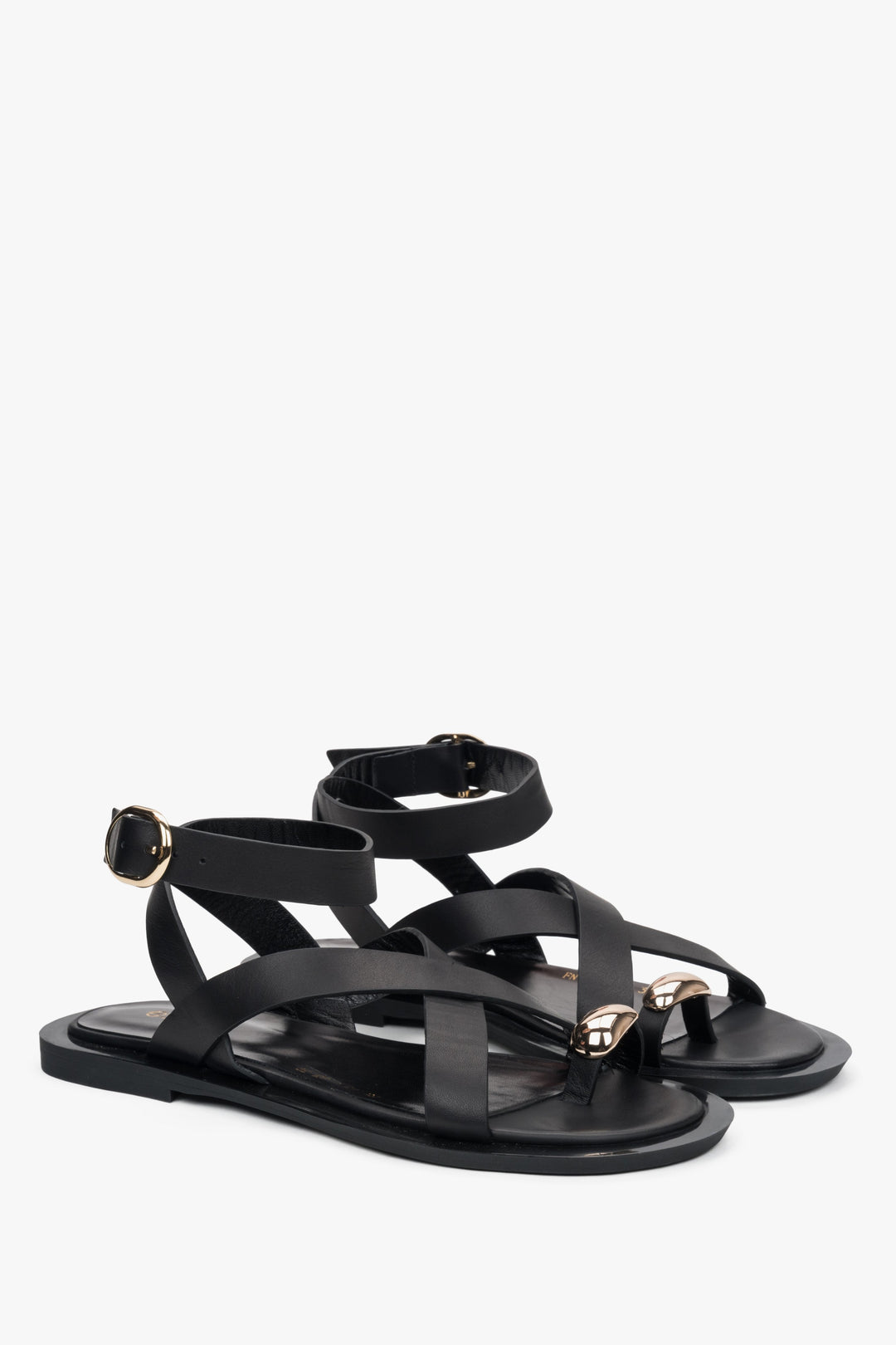 Elegante schwarze Leder-Riemchensandalen von Estro, mit minimalistischem Design und schickem Zehenring-Detail.