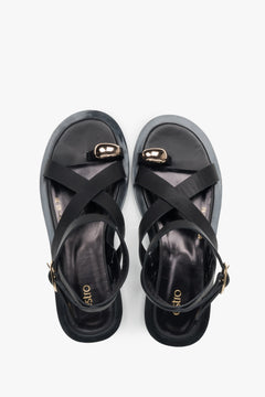 Schwarze Leder-Riemchensandalen von Estro mit elegantem Design und modischem Zehenring.