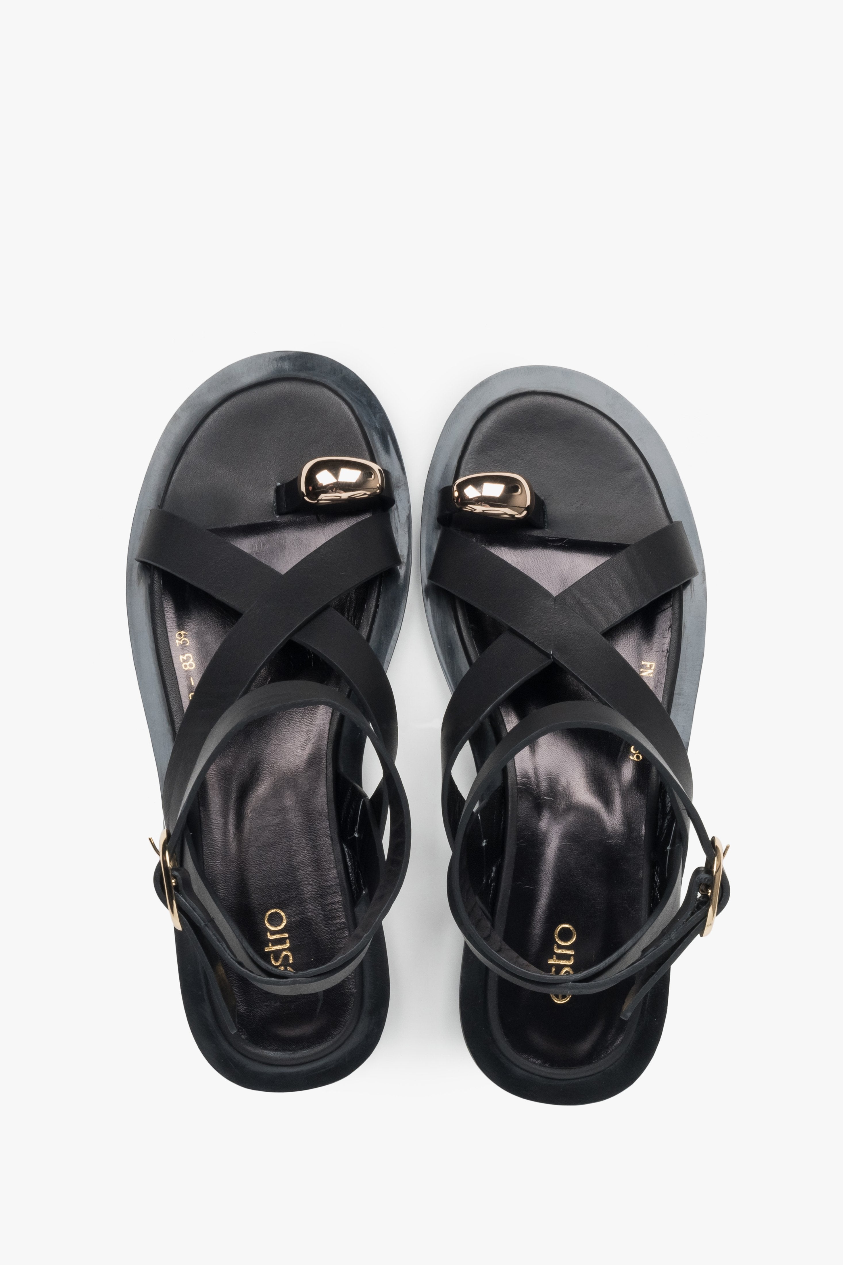 Schwarze Leder-Riemchensandalen von Estro mit elegantem Design und modischem Zehenring.