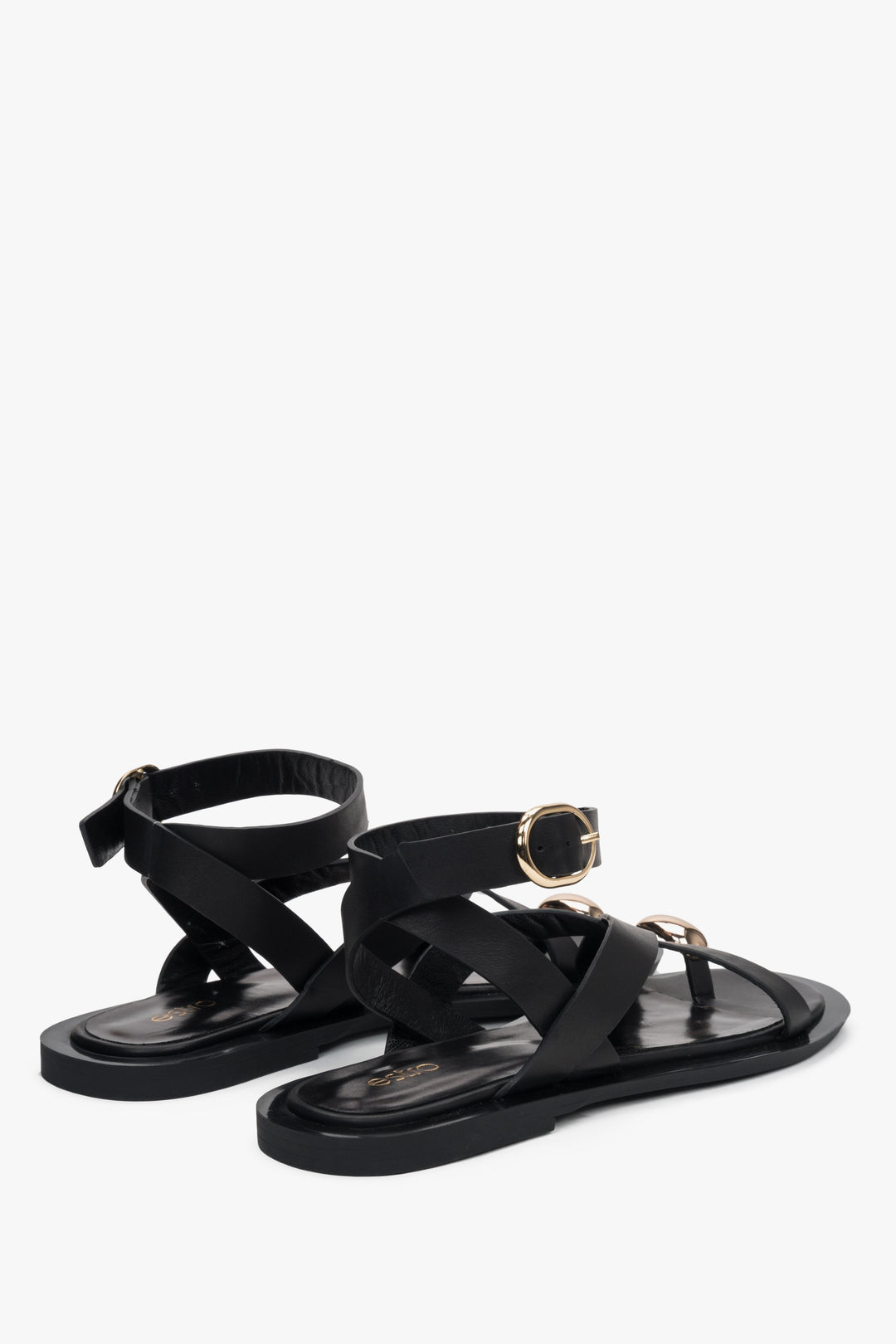 Klassische schwarze Ledersandalen für Damen mit filigranen Riemchendetails und einem dezenten Zehenring für zusätzliche Eleganz.
