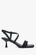 Flache Seitenansicht der schwarzen Damen-Sandalen mit 6,5 cm Kelchabsatz