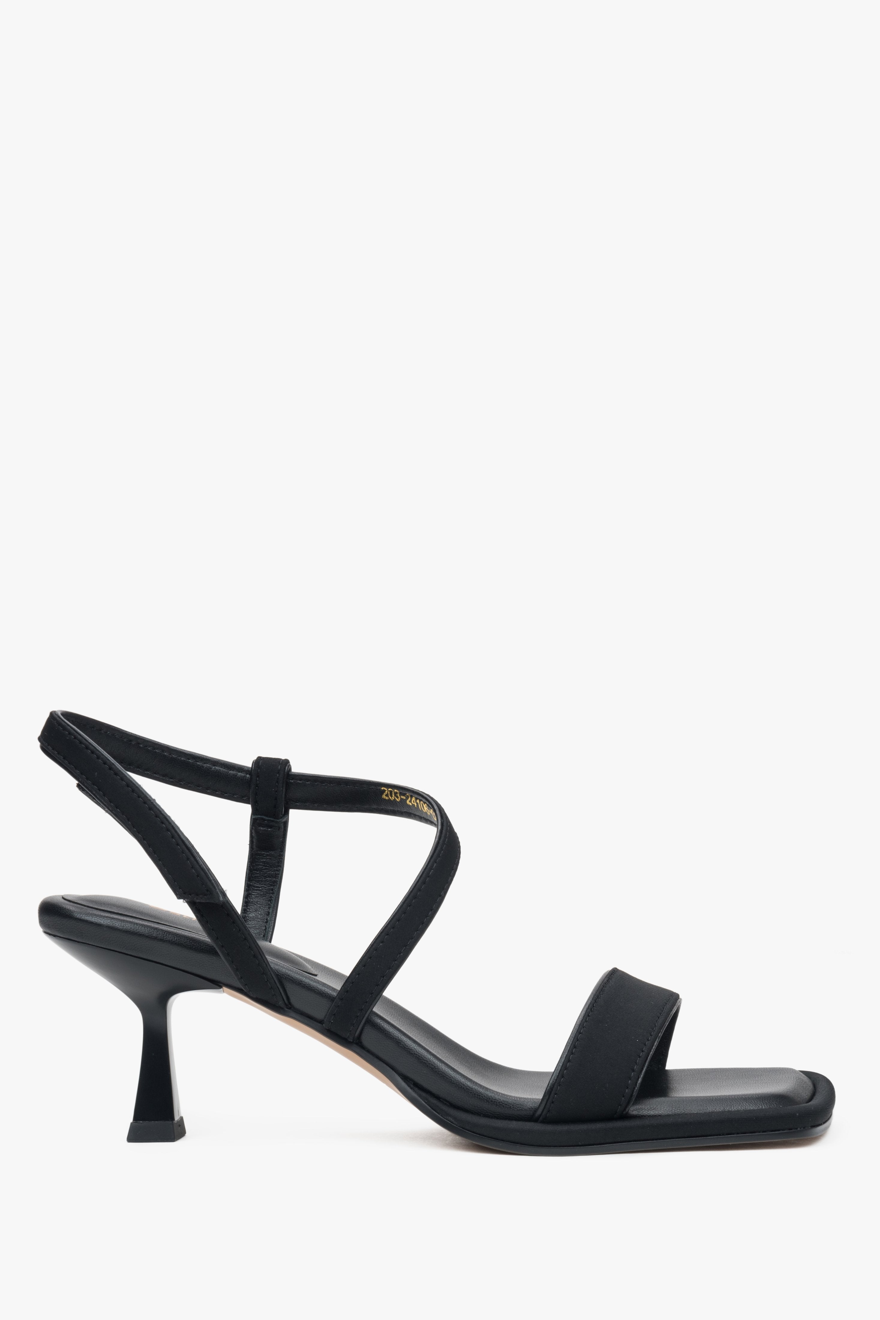 Flache Seitenansicht der schwarzen Damen-Sandalen mit 6,5 cm Kelchabsatz