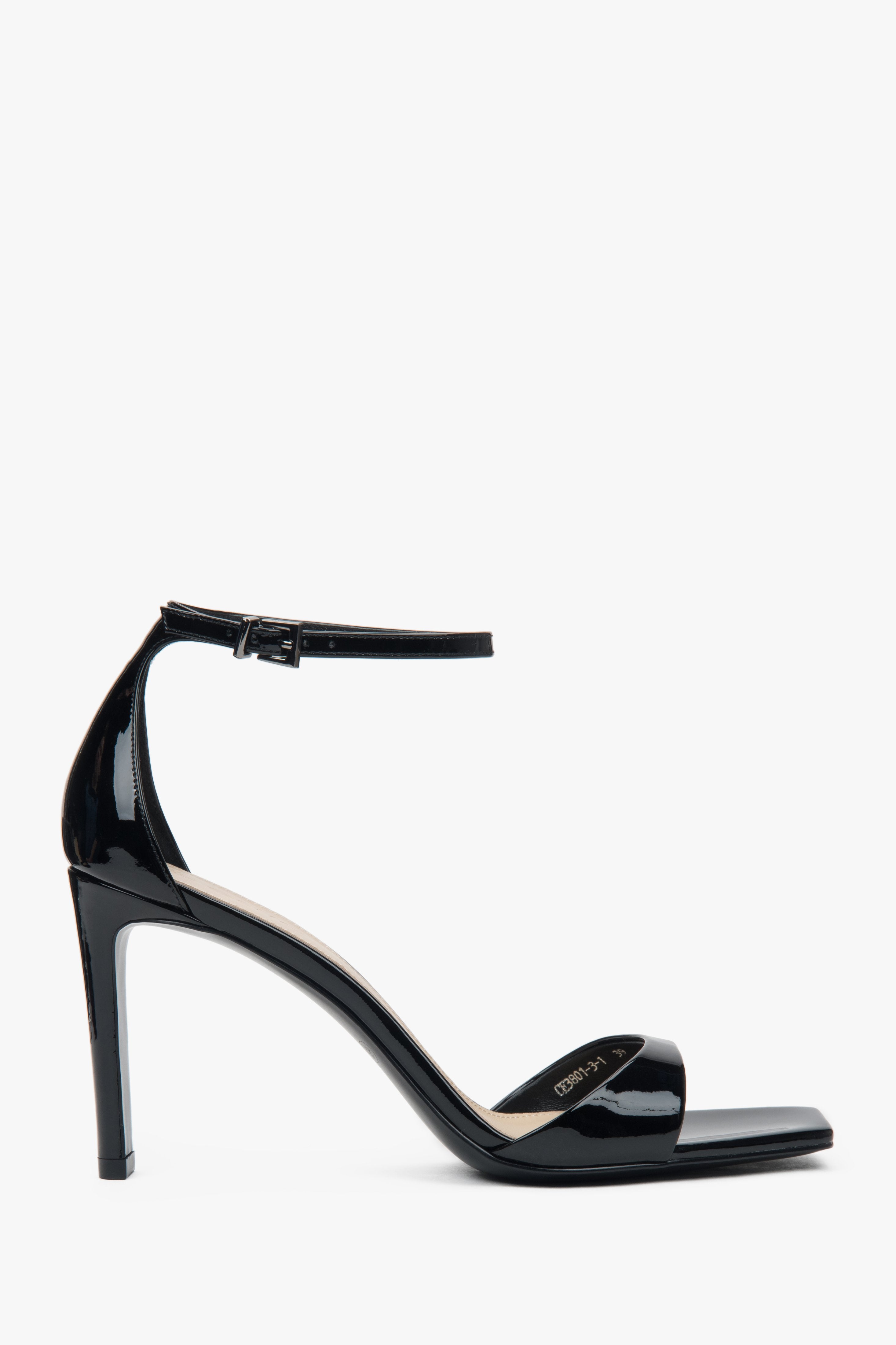 Profilansicht der schwarzen Damen-Sandalen aus Lackleder mit Blockabsatz.