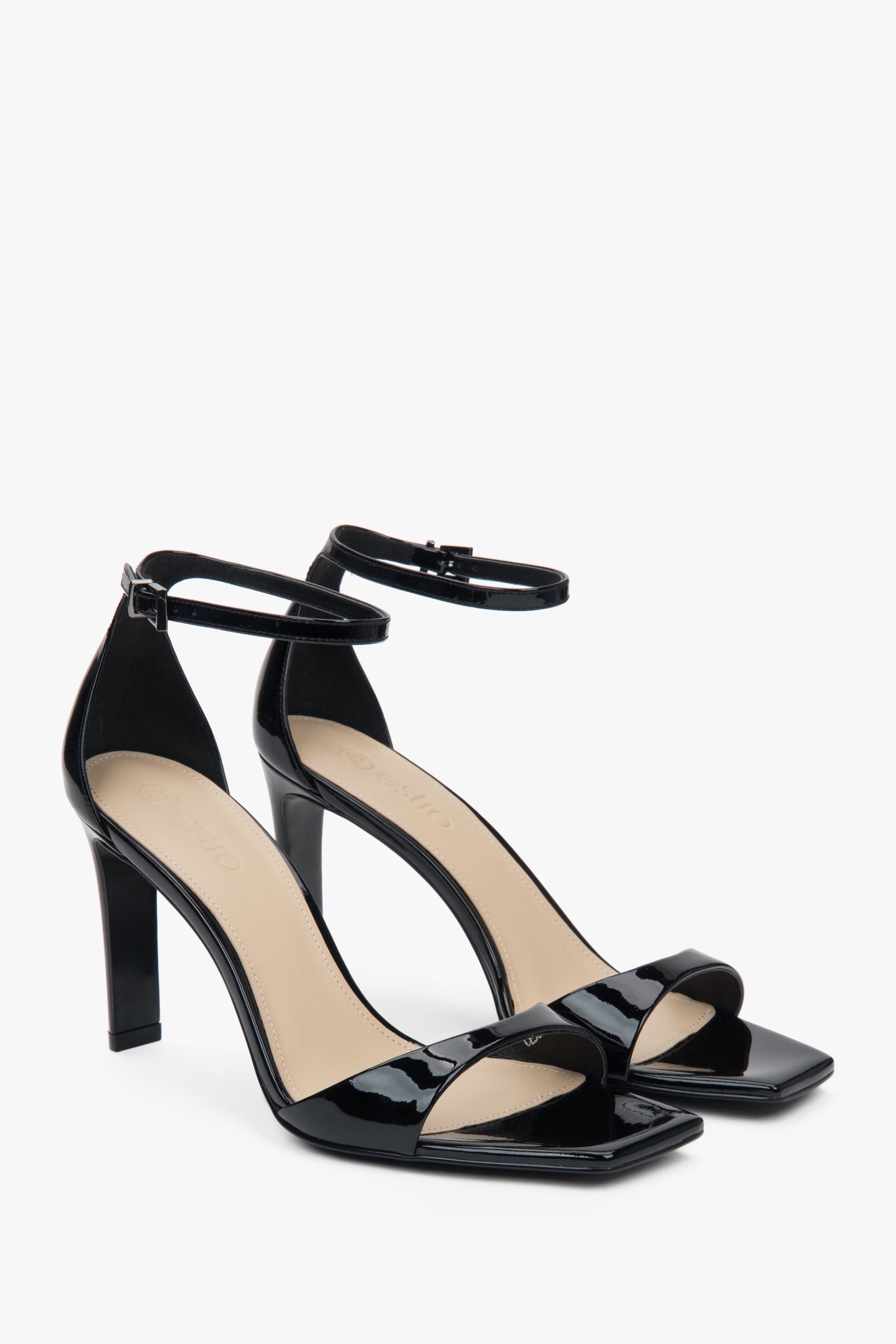 Schräge Paaransicht der eleganten Sandalen mit 9 cm hohem Absatz in Schwarz.