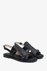 Schräge Ansicht der schwarzen Damen-Sandalen mit breiten Riemen aus weichem Echtleder.