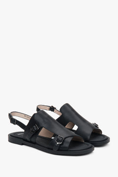 Schräge Ansicht der schwarzen Damen-Sandalen mit breiten Riemen aus weichem Echtleder.