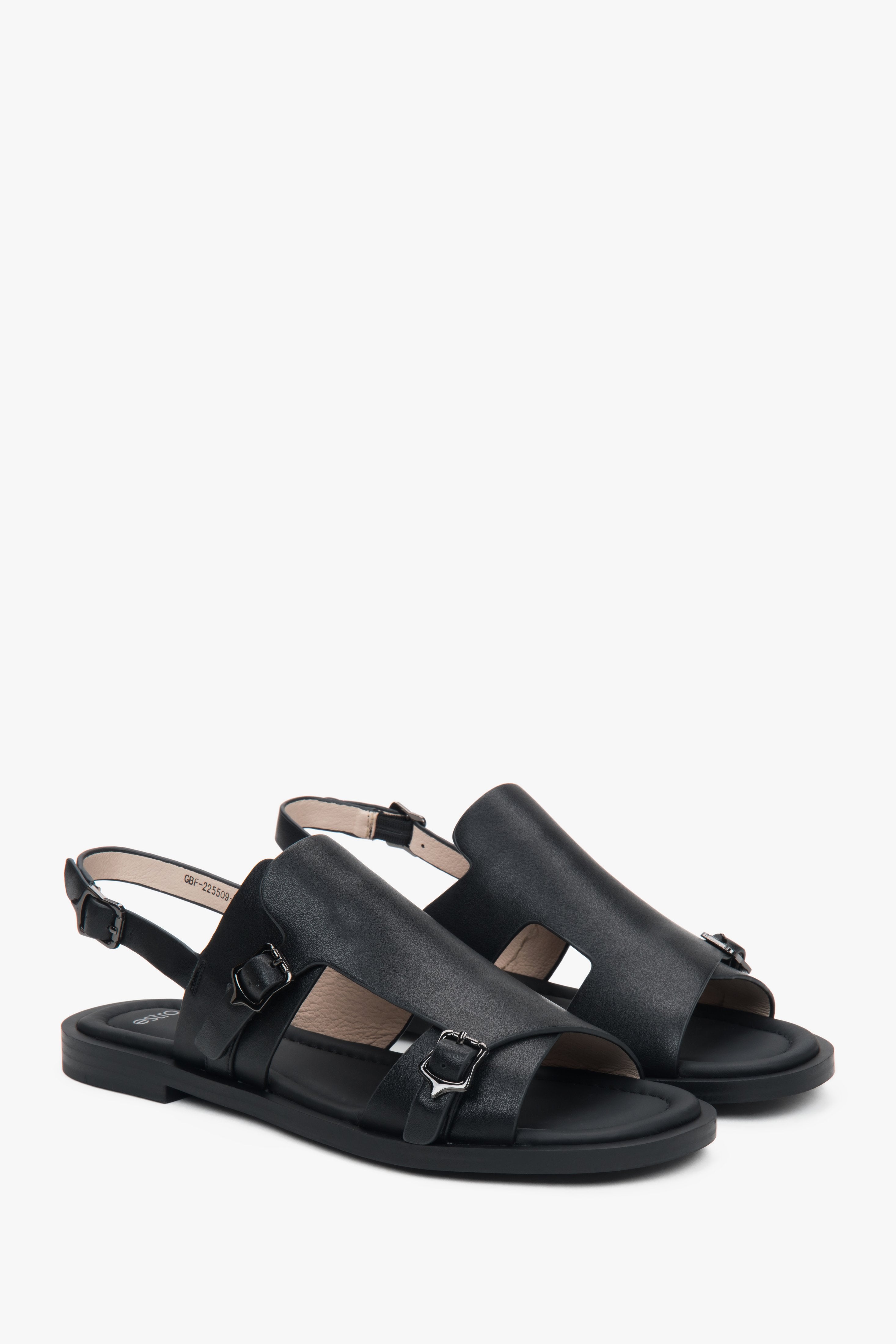 Schräge Ansicht der schwarzen Damen-Sandalen mit breiten Riemen aus weichem Echtleder.