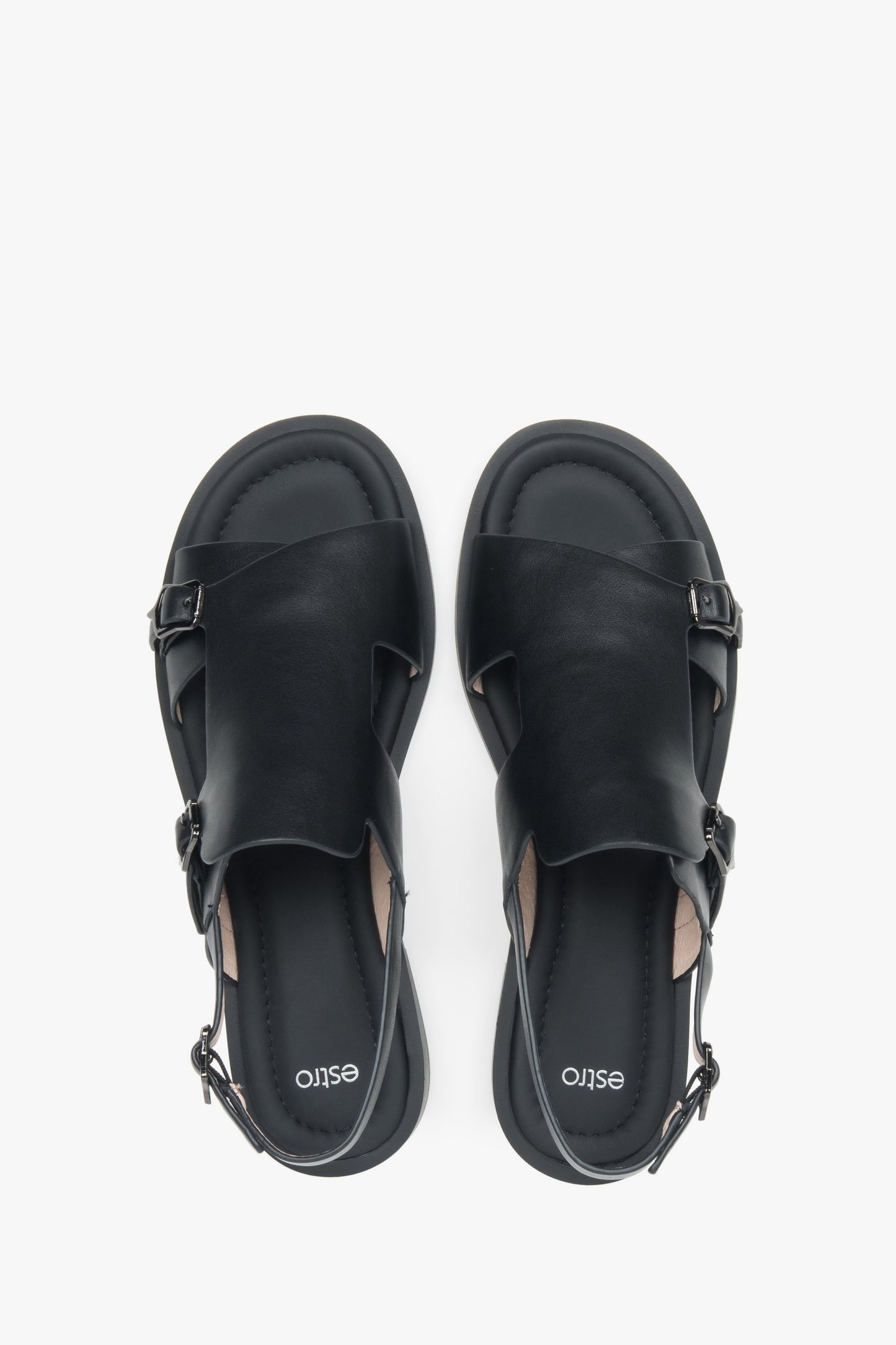 Draufsicht auf das Paar schwarzer Damen-Sandalen von Estro.