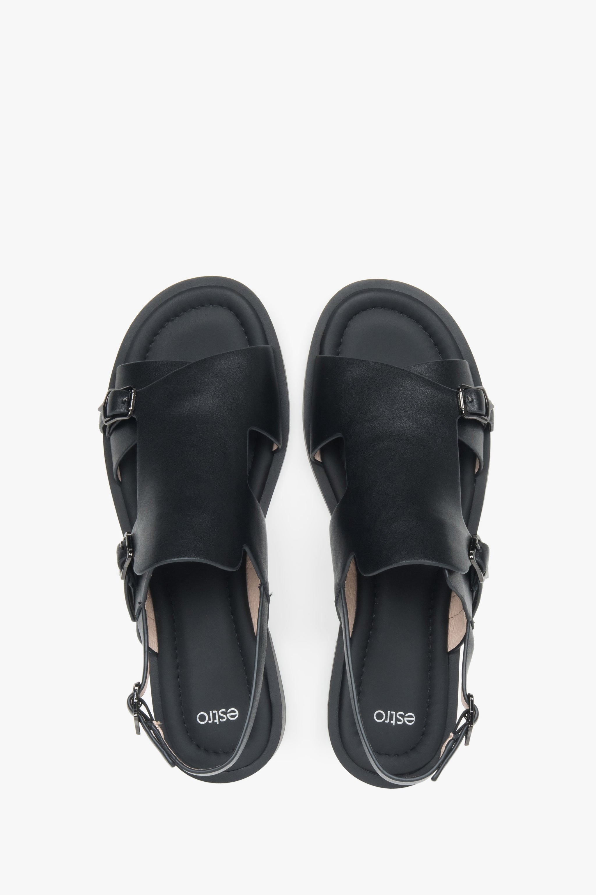 Draufsicht auf das Paar schwarzer Damen-Sandalen von Estro.