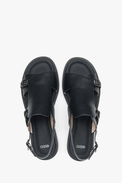 Draufsicht auf das Paar schwarzer Damen-Sandalen von Estro.