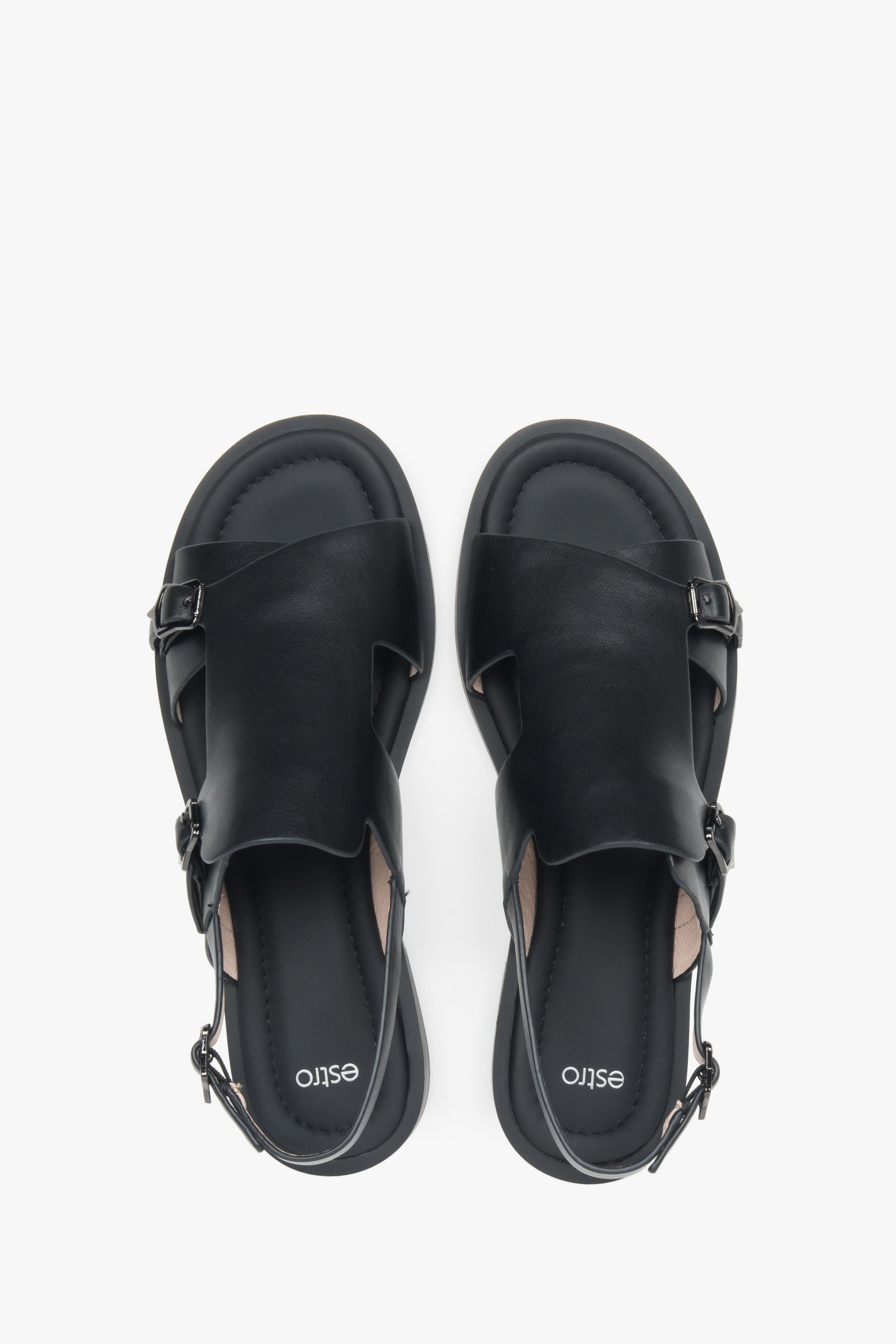 Draufsicht auf das Paar schwarzer Damen-Sandalen von Estro.