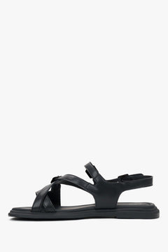 Flache Seitenansicht der schwarzen Damen-Sandalen mit TPR-Gummisohle.