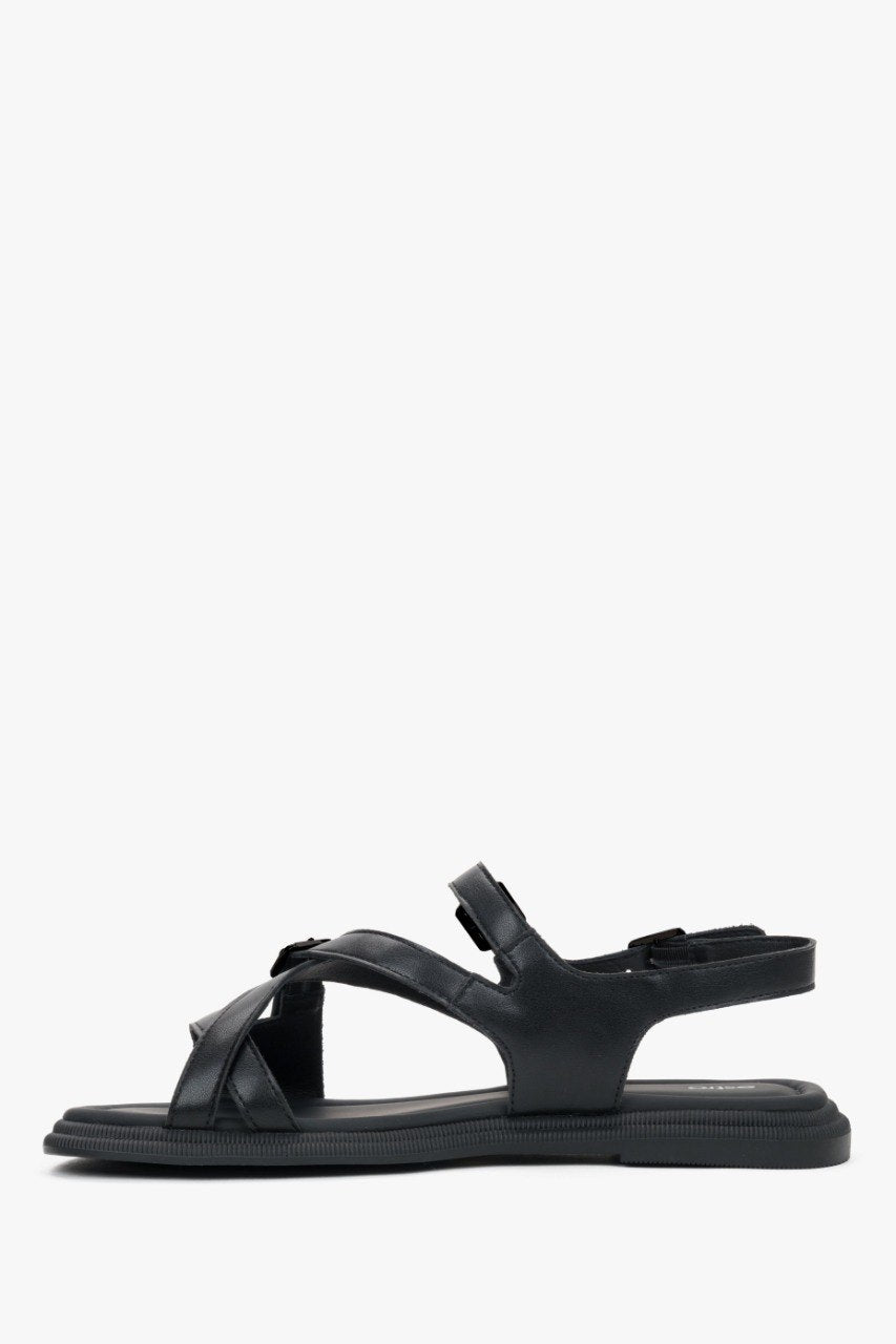 Flache Seitenansicht der schwarzen Damen-Sandalen mit TPR-Gummisohle.