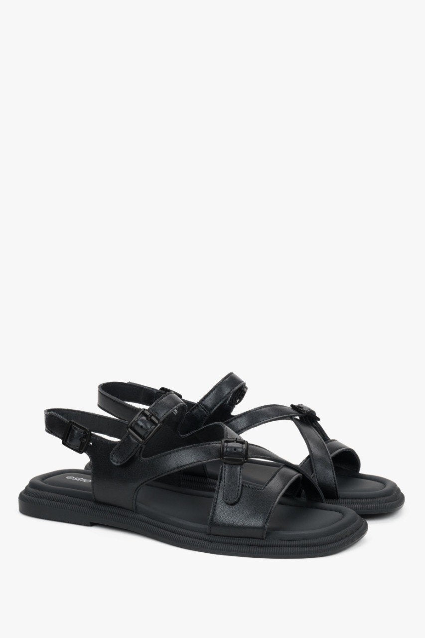 Schräge Ansicht der schwarzen Echtleder-Sandalen von Estro.
