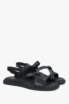 Schräge Ansicht der schwarzen Echtleder-Sandalen von Estro.