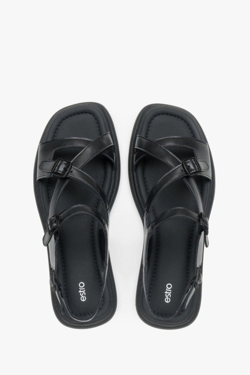 Draufsicht auf das Paar schwarzer Damen-Sandalen aus weichem Leder.