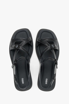 Draufsicht auf das Paar schwarzer Damen-Sandalen aus weichem Leder.