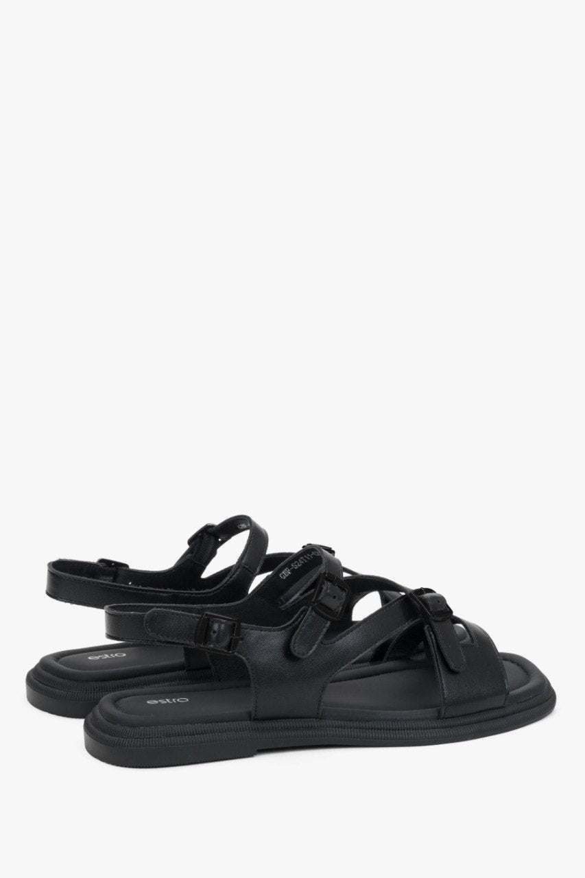 Andere schräge Ansicht der bequemen schwarzen Sandalen mit verstellbarer Schnalle.