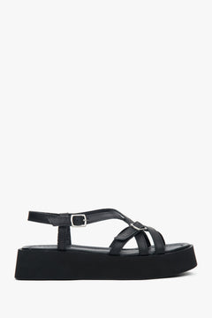 Linke Seitenansicht der schwarzen Leder-Sandalen auf 4cm Plateau