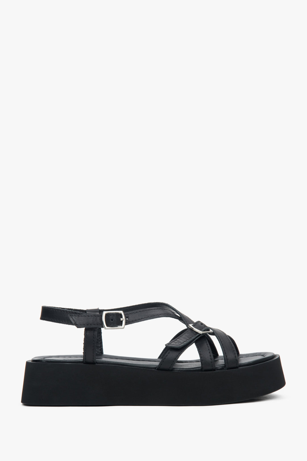Linke Seitenansicht der schwarzen Leder-Sandalen auf 4cm Plateau
