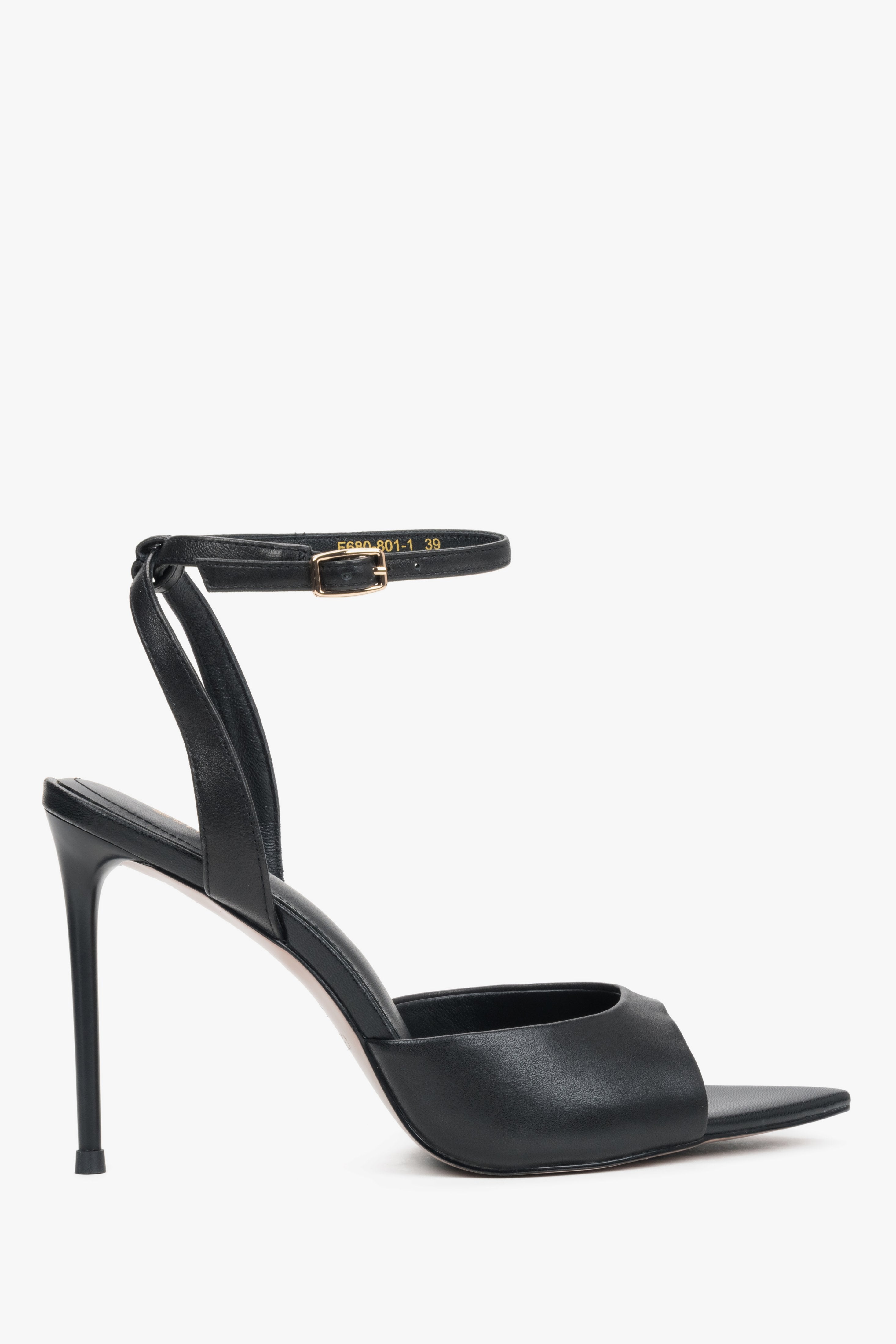 Seitenprofil der schwarzen Stiletto-Sandalen mit Knöchelriemen und goldenen Details.
