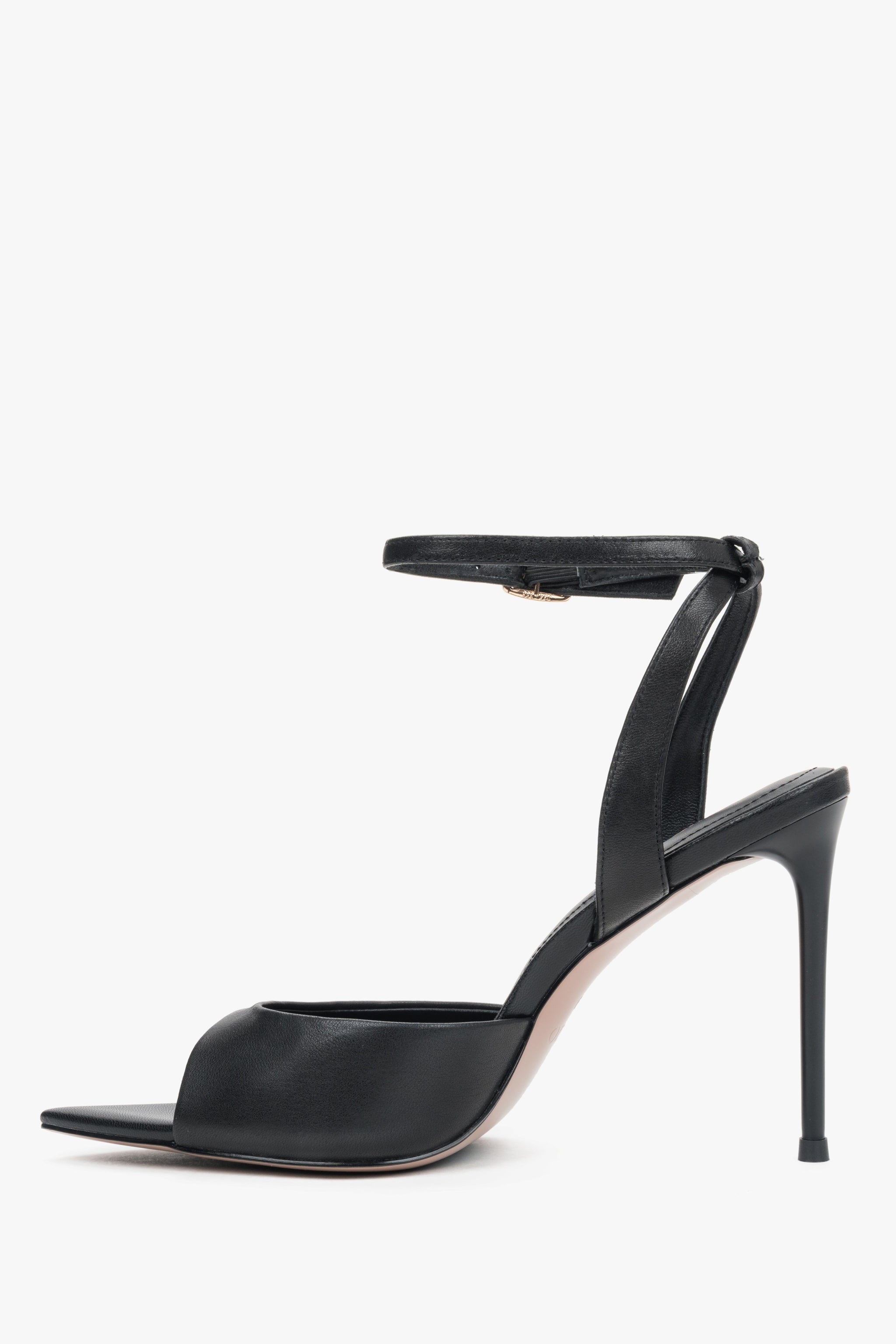 Linke Seitenansicht der eleganten schwarzen Damen-Sandalen von Estro.