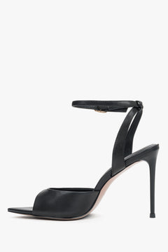 Linke Seitenansicht der eleganten schwarzen Damen-Sandalen von Estro.